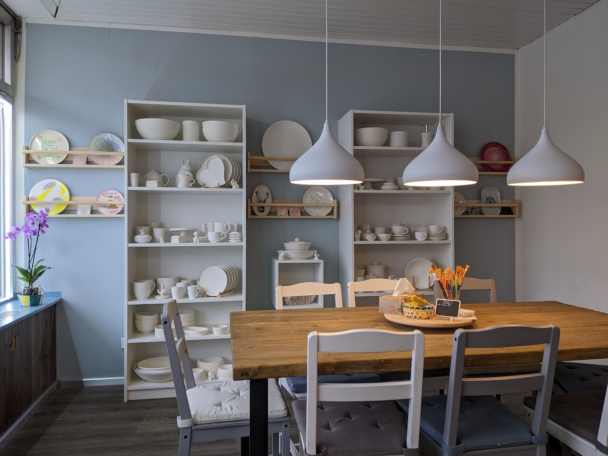 Art studio to paint your personal dishes, bowls and much more.